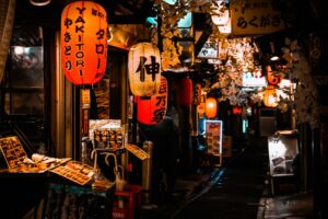 A glimpse into Japan’s beloved casual dining culture, showcasing the warmth, comfort, and social atmosphere that make dining an enjoyable everyday experience.